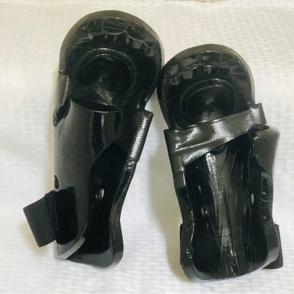 Large Century Martial Arts Student Hook and Loop Sparring Gloves - Black - Picture 3 of 5